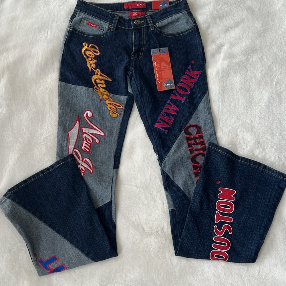 LE MORE NBA LOW RISE FLARE
DENIM JEANS EMBROIDERY